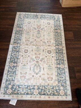 Traditional Floral Rug in Blue and Cream